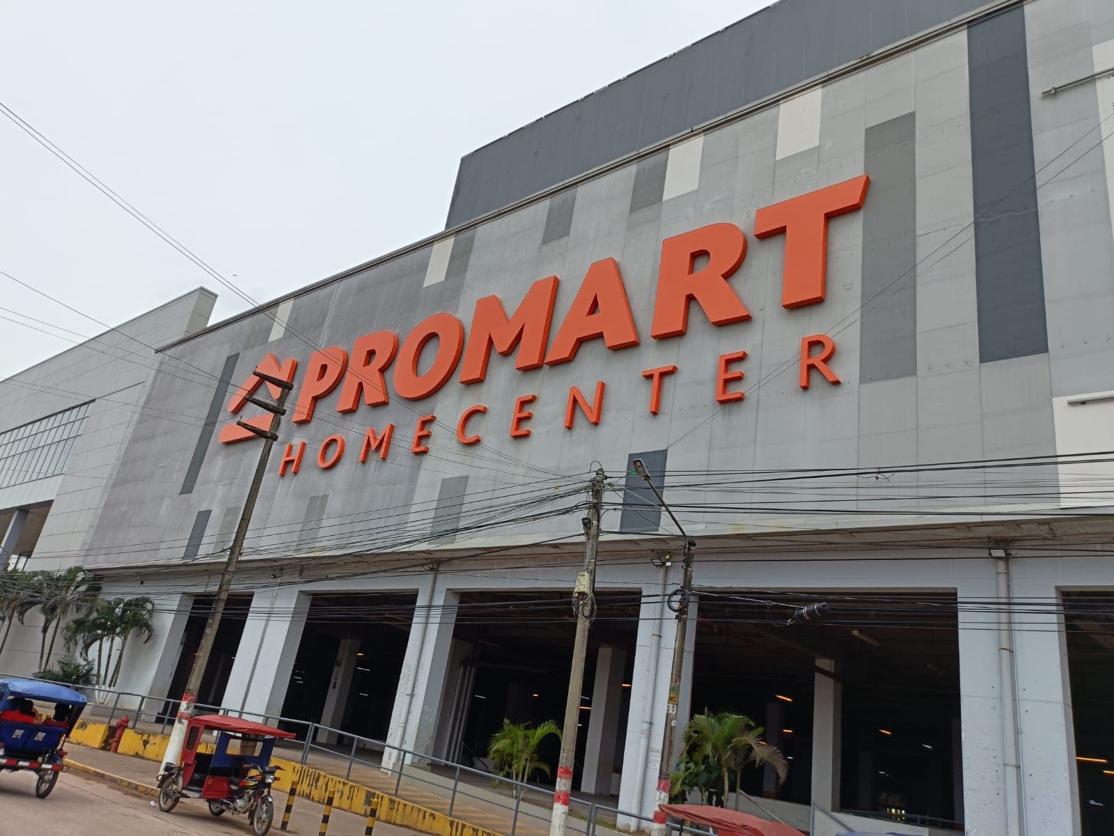 Letras naranjas PROMART Homecenter instaladas en la fachada de una tienda